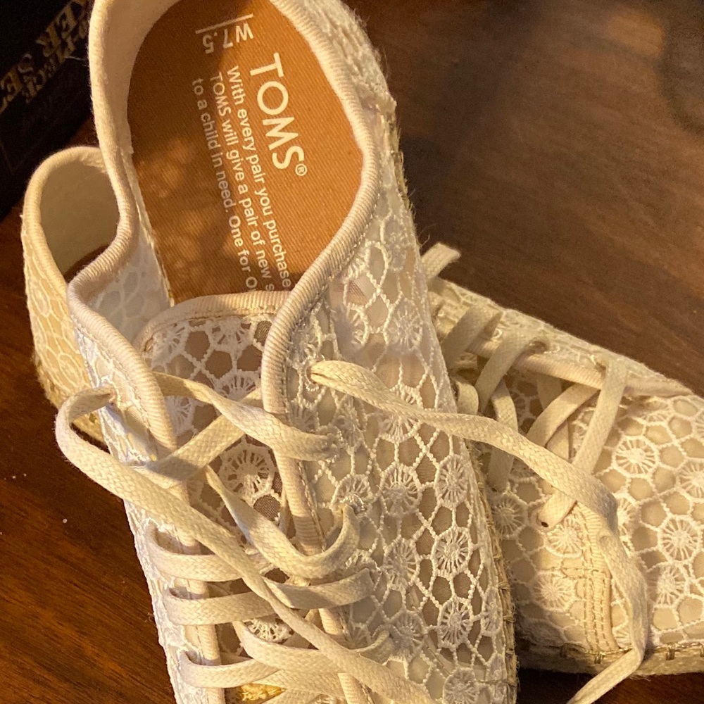 Brand new Women’s Toms
